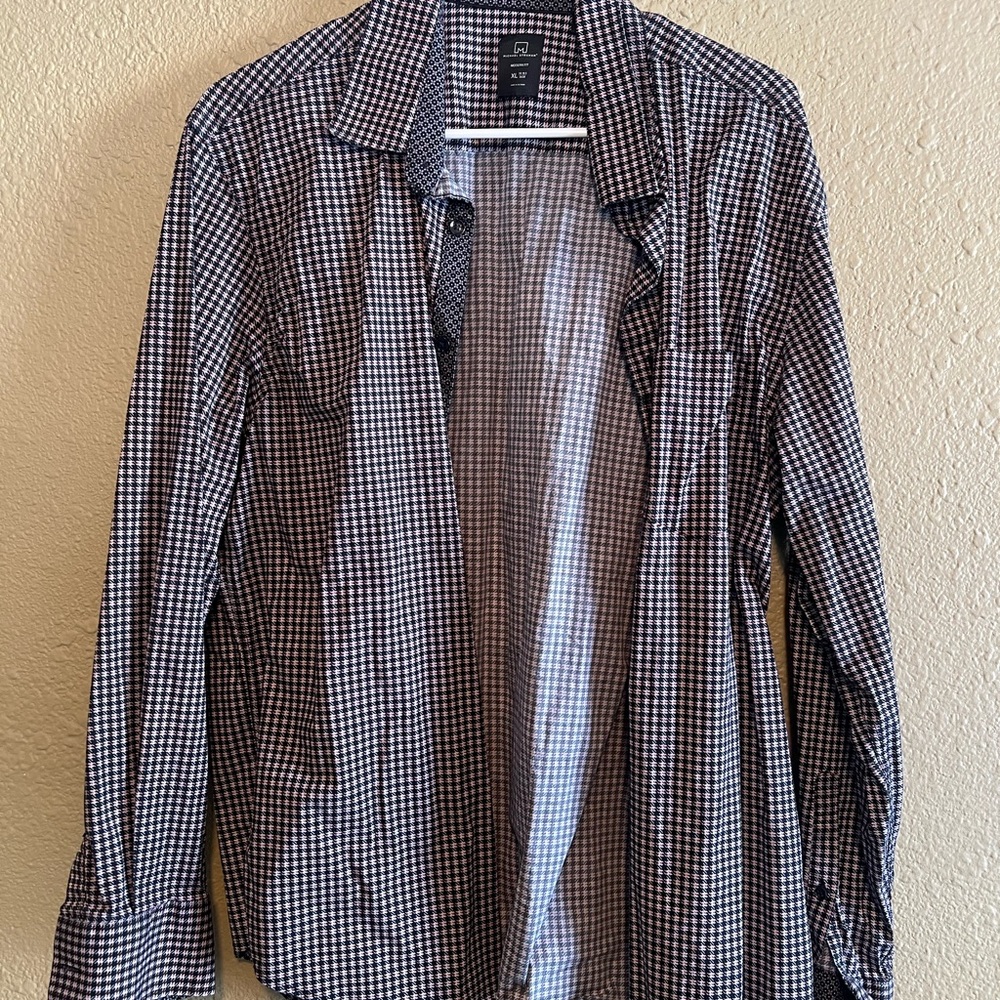 Michael Strahan Black, White, and Red Houndstooth Shirt